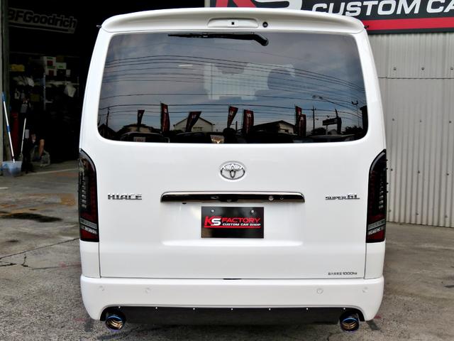 ハイエースバン スーパーGL ダークプライムII 新車未登録/7型/6AT/2800ccディーゼルターボ/415コブラフルエアロ/18インチAW/両側出しマフラーカッター/ワイパーカウル/ルーフスポイラー/イエローキャリパーカバー/フルセグTV/(44枚目)