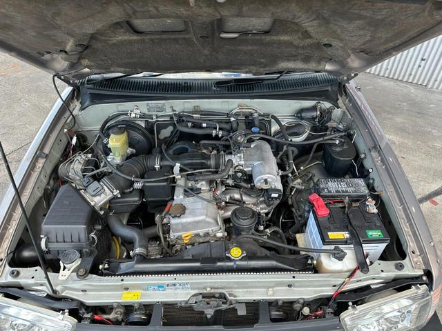ハイラックスサーフ ＳＳＲ－Ｖ　ブロンズ全塗装済み　ナロー仕様　アイアンバンパー　新品ジオランダーＭＴタイヤ　新品ブラッドレーＶホイール　リフトアップ　ルーフラック　ナルディステアリング（8枚目）