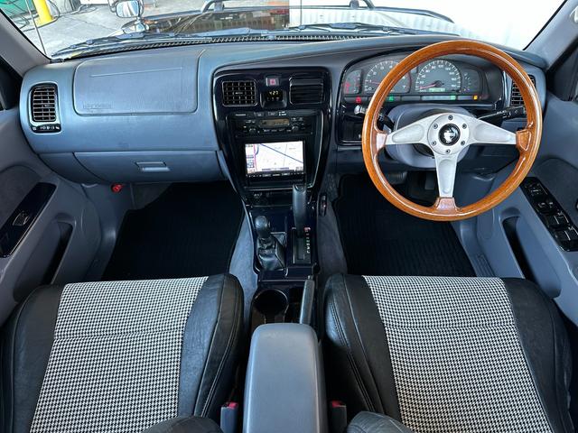 ハイラックスサーフ ＳＳＲ－Ｘ　Ｖセレクション　１８５サーフ　ブラック全塗装済み　クリスタルヘッドライト　ＴＯＹＯＴＡ文字メッシュグリル　グリルガード　ＭＧ　Ｂｅａｓｔホイール　マキシスタイヤ　ガナドールマフラー　新品ブラック＆千鳥柄シートカバー（4枚目）