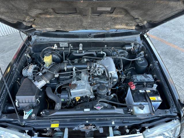 ハイラックスサーフ ＳＳＲ－Ｘ　Ｖセレクション　１８５サーフ　ブラック全塗装済み　クリスタルヘッドライト　ＴＯＹＯＴＡ文字メッシュグリル　グリルガード　ＭＧ　Ｂｅａｓｔホイール　マキシスタイヤ　ガナドールマフラー　新品ブラック＆千鳥柄シートカバー（8枚目）
