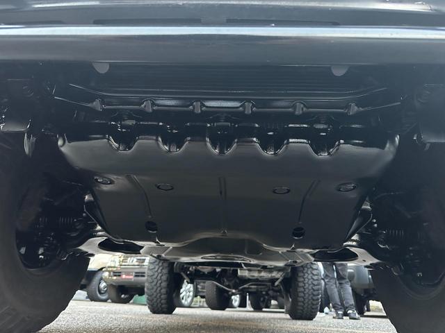 ハイラックスサーフ ＳＳＲ－Ｘ　Ｖセレクション　１８５サーフ　ブラック全塗装済み　クリスタルヘッドライト　ＴＯＹＯＴＡ文字メッシュグリル　グリルガード　ＭＧ　Ｂｅａｓｔホイール　マキシスタイヤ　ガナドールマフラー　新品ブラック＆千鳥柄シートカバー（9枚目）