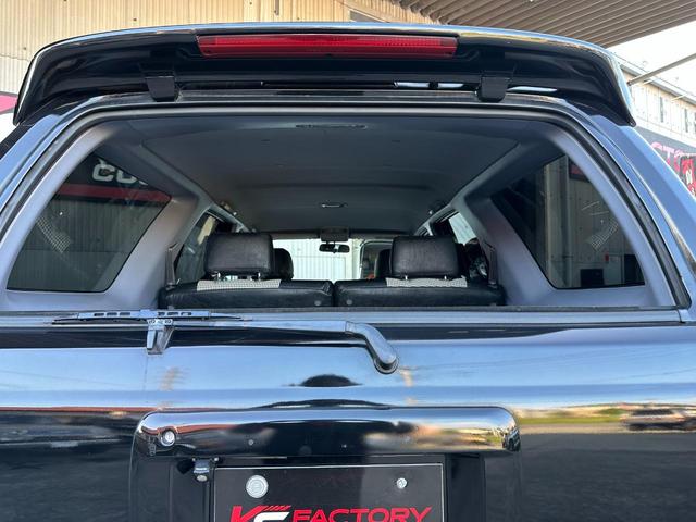 ハイラックスサーフ ＳＳＲ－Ｘ　Ｖセレクション　１８５サーフ　ブラック全塗装済み　クリスタルヘッドライト　ＴＯＹＯＴＡ文字メッシュグリル　グリルガード　ＭＧ　Ｂｅａｓｔホイール　マキシスタイヤ　ガナドールマフラー　新品ブラック＆千鳥柄シートカバー（62枚目）