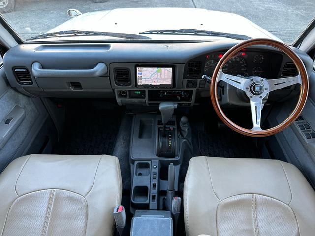 ランドクルーザープラド EXワイド ナローボディ仕様 ベージュホワイトツートン全塗装済み 新品グリル 新品ウインカーレンズ 新品3色LEDコンビテール シートカバー ナルディハンドル ナビ Bカメラ フルセグTV 輸出用ホイール(4枚目)