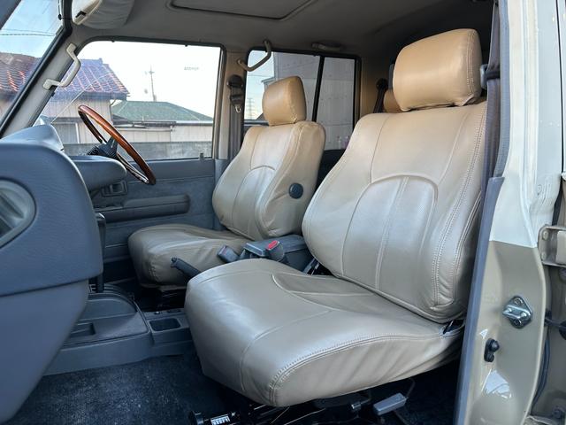 ランドクルーザープラド EXワイド ナローボディ仕様 ベージュホワイトツートン全塗装済み 新品グリル 新品ウインカーレンズ 新品3色LEDコンビテール シートカバー ナルディハンドル ナビ Bカメラ フルセグTV 輸出用ホイール(18枚目)