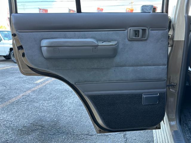 ランドクルーザープラド EXワイド ナローボディ仕様 ベージュホワイトツートン全塗装済み 新品グリル 新品ウインカーレンズ 新品3色LEDコンビテール シートカバー ナルディハンドル ナビ Bカメラ フルセグTV 輸出用ホイール(28枚目)