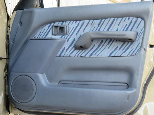 ランドクルーザープラド ＴＸ　９５プラド　ベージュ全塗装済み　ナロー仕様　ディーゼルターボ　丸目換装　マットブラックバンパー　ＡＲＢルーフラック　新品クリスタルオレンジコーナーレンズ　フリップダウンモニター　ナビ　フルセグＴＶ（10枚目）