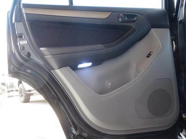 ハイラックスサーフ ＳＳＲ－Ｘリミテッド　６０ｔｈスペシャルＥＤ　２１５サーフ　後期型　シルバールーフレール　新品２インチリフトアップ　新品マッドヴァンスホイール　新品ジオランダーＸ－ＡＴタイヤ　シルバールーフレール　バックフォグ　ナビ　バックカメラ　ＥＴＣ（17枚目）