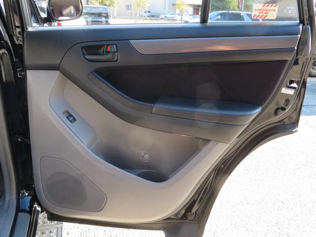 ハイラックスサーフ ＳＳＲ－Ｘリミテッド　２１５サーフ　後期型　ルーフレール　２インチリフトアップ　社外ＡＷ　ジオランダーＸーＡＴタイヤ　黒木目レザーコンビハンドル　ウッドコンビシフトノブ　ナビＢカメラ　フルセグＴＶ　寒冷地仕様　バックフォグ（9枚目）