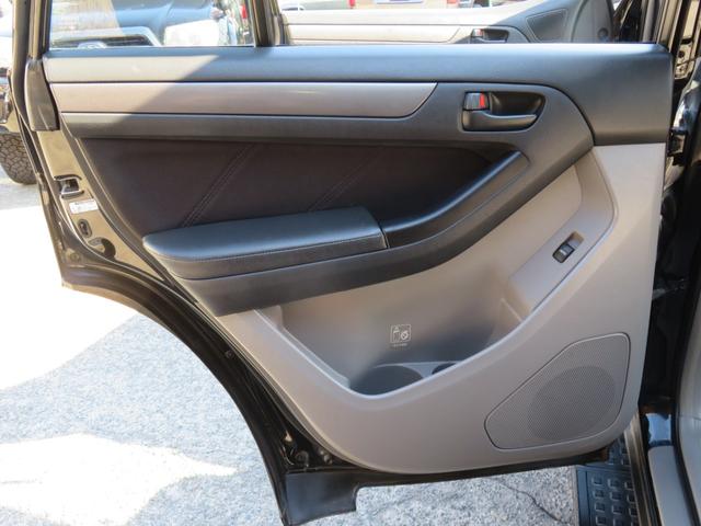 ハイラックスサーフ ＳＳＲ－Ｘリミテッド　２１５サーフ　後期型　ルーフレール　２インチリフトアップ　社外ＡＷ　ジオランダーＸーＡＴタイヤ　黒木目レザーコンビハンドル　ウッドコンビシフトノブ　ナビＢカメラ　フルセグＴＶ　寒冷地仕様　バックフォグ（11枚目）