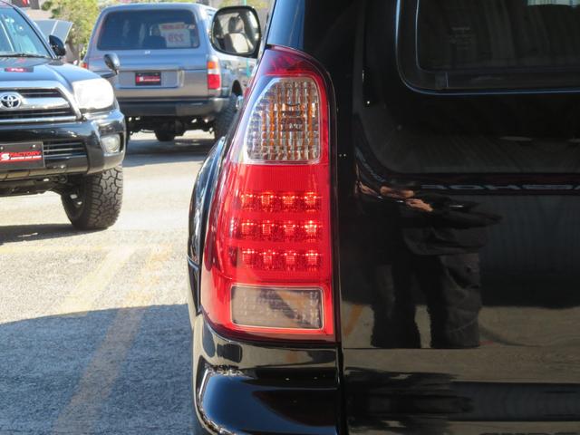 ハイラックスサーフ ＳＳＲ－Ｘリミテッド　２１５サーフ　後期型　ルーフレール　２インチリフトアップ　社外ＡＷ　ジオランダーＸーＡＴタイヤ　黒木目レザーコンビハンドル　ウッドコンビシフトノブ　ナビＢカメラ　フルセグＴＶ　寒冷地仕様　バックフォグ（30枚目）