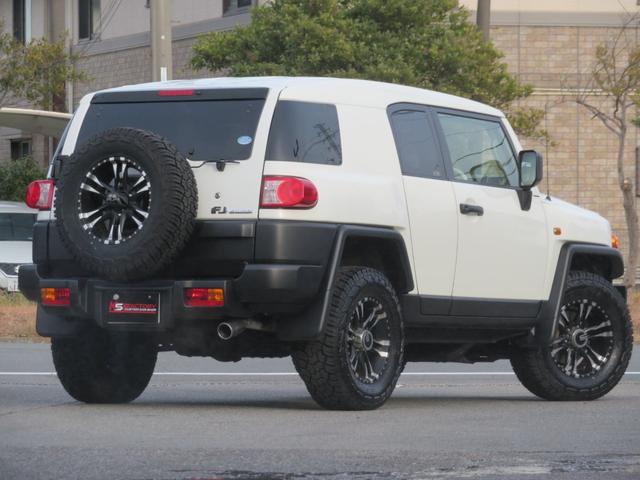 ＦＪクルーザー ベースグレード　クリアランスソナー　ホワイトコンビハンドル　ＳＤナビ　バックカメラ　ＥＴＣ　マットブラックバンパー　マットブラックグリル　１７インチアルミホイール　ジオランダーＸーＡＴタイヤ　カーテンエアバッグ（3枚目）