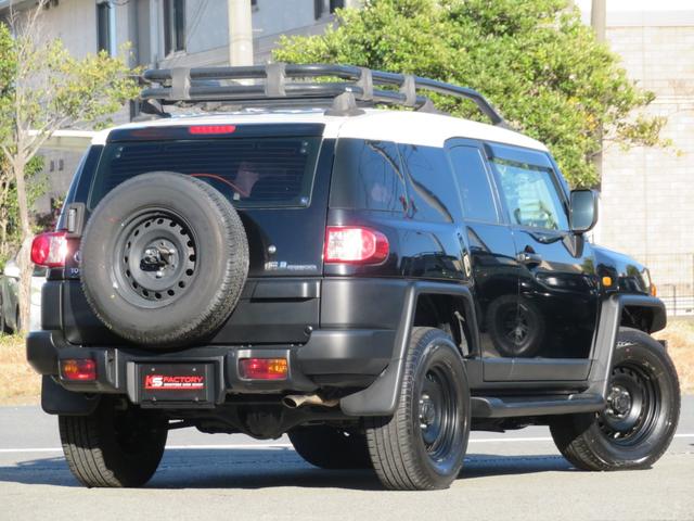 ＦＪクルーザー カラーパッケージ　ルーフラック　サイドステップ　クルコン　クリアランスソナー　本革ハンドル　Ｂｌｕｅｔｏｏｔｈ接続対応カーナビ　デジタルＴＶ　ＥＴＣ　マットブラックバンパー　純正スチールホイール　カーテンエアバッグ（3枚目）