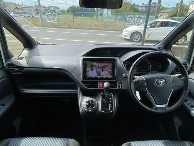 ノア Ｓｉ　ワンオーナー車　純正９インチナビ　純正フリップダウンモニター　ＥＴＣ　両側電動スライドドア　ＬＥＤヘッドライト　セーフティセンスＣ　プリクラ　コーナーセンサー　フルセグ　バックモニター　純正アルミ（4枚目）