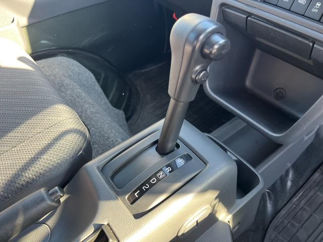 スーパーキャリイ Ｘ　禁煙車／ワンオーナー／ＡＴ車／ＬＥＤヘッドランプ／デュアルカメラブレーキサポート／三方開／レーンアシスト／アイドリングストップ／フォグランプ／エアコン／パワステ／パワーウインドウ／スペアキー（7枚目）