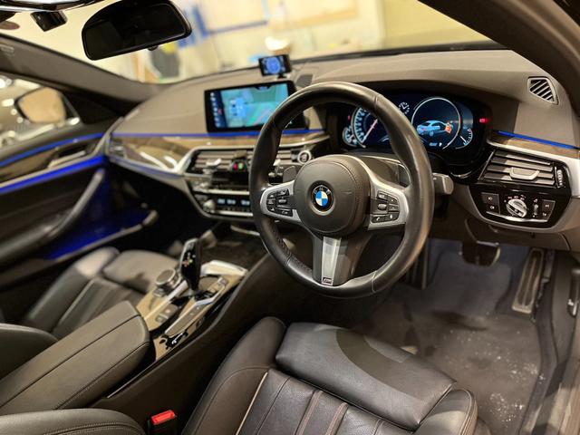 ５３０ｉ　Ｍスポーツ　黒革シート　アダプティブクルーズコントロール　ハイラインパッケージ　アンビエントライト　全周囲カメラ　電動シート　シートヒーター　純正ナビ　電動リアゲート　フルセグ　ドライブレコーダー(23枚目)