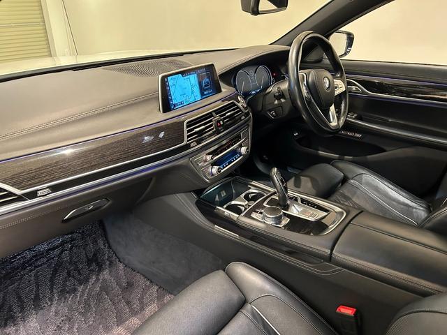 ７４０ｉ　Ｍスポーツ　サンル－フ　黒革シ－ト　Ｈａｒｍａｎ／Ｋａｒｄｏｎ　ＨＵＤ／ヘッドアップディスプレイ　ベンチレ－ションシ－ト　２０インチＡＷ　ＡＣＣ　３６０°カメラ　電動リアゲ－ト　純正ナビ　フルセグ(14枚目)