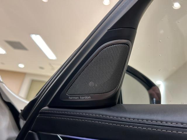 ７４０ｉ　Ｍスポーツ　サンル－フ　黒革シ－ト　Ｈａｒｍａｎ／Ｋａｒｄｏｎ　ＨＵＤ／ヘッドアップディスプレイ　ベンチレ－ションシ－ト　２０インチＡＷ　ＡＣＣ　３６０°カメラ　電動リアゲ－ト　純正ナビ　フルセグ(26枚目)