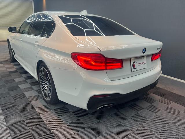 ５シリーズ ５３０ｉ　Ｍスポーツ　アクティブクルーズ　黒レザーシート　純正ナビ　フルセグＴＶ　トップビュー＋サイドビューカメラ　ヘッドアップディスプレイ　オートマチックトランク　ＥＴＣ　シートヒーター　ＬＥＤヘッドライト（8枚目）