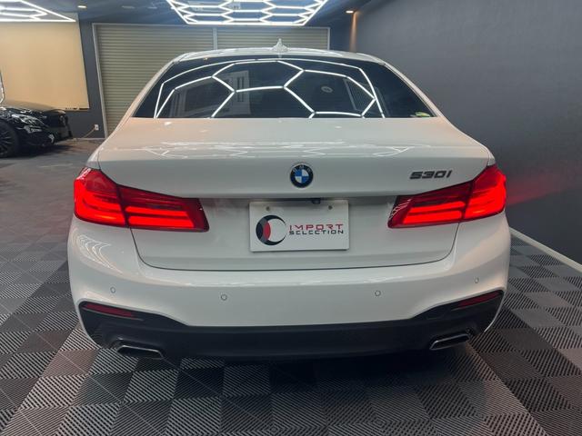 ５シリーズ ５３０ｉ　Ｍスポーツ　アクティブクルーズ　黒レザーシート　純正ナビ　フルセグＴＶ　トップビュー＋サイドビューカメラ　ヘッドアップディスプレイ　オートマチックトランク　ＥＴＣ　シートヒーター　ＬＥＤヘッドライト（9枚目）