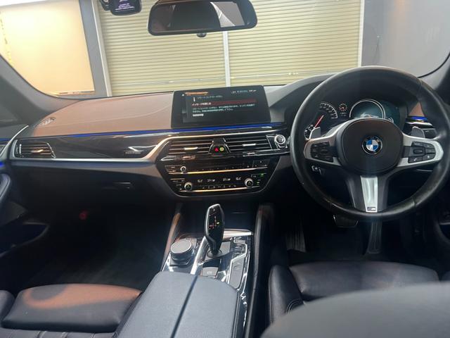 ５シリーズ ５３０ｉ　エディション　ミッション：インポッシブル　アクティブクルーズ　黒レザーシート　純正ナビ　フルセグＴＶ　トップビュー＋サイドビューカメラ　ヘッドアップディスプレイ　ｈａｒｍａｎ／ｋａｒｄｏｎ　ドラレコ　シートヒーター　パワートランク　ＬＥＤ（5枚目）