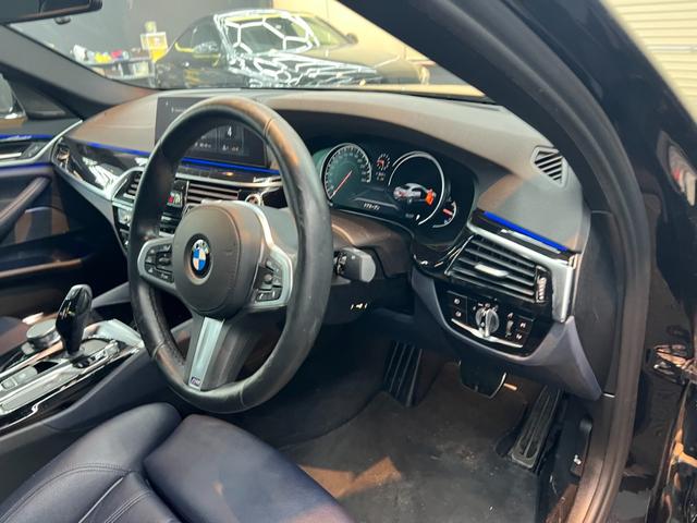 ５シリーズ ５３０ｉ　エディション　ミッション：インポッシブル　アクティブクルーズ　黒レザーシート　純正ナビ　フルセグＴＶ　トップビュー＋サイドビューカメラ　ヘッドアップディスプレイ　ｈａｒｍａｎ／ｋａｒｄｏｎ　ドラレコ　シートヒーター　パワートランク　ＬＥＤ（32枚目）