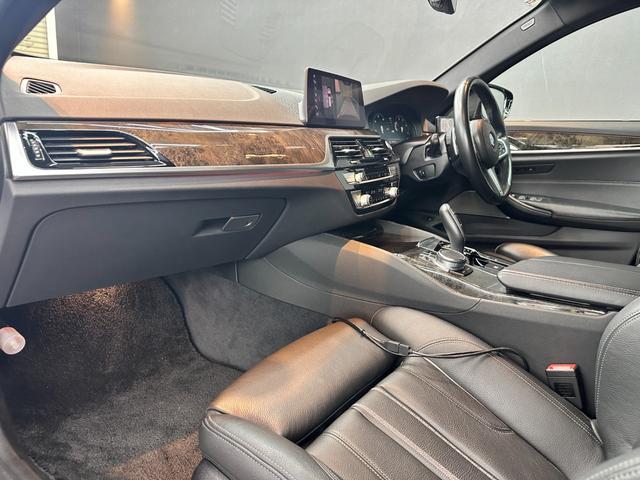 ５シリーズ ５２３ｄツーリング　Ｍスポーツ　イノベーションパッケージ　ハイラインパッケージ　アクティブクルーズコントロール　レザーシート　純正ナビ　フルセグＴＶ　トップビュー＋サイドビューモニター　パワーテールゲート　１９インチＡＷ　禁煙車（12枚目）