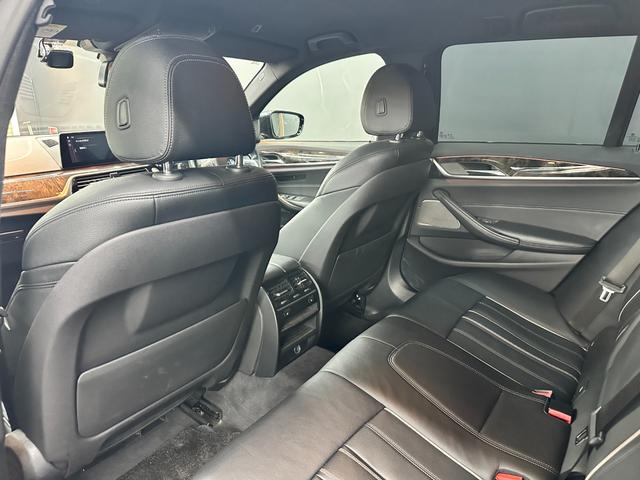 ５シリーズ ５２３ｄツーリング　Ｍスポーツ　イノベーションパッケージ　ハイラインパッケージ　アクティブクルーズコントロール　レザーシート　純正ナビ　フルセグＴＶ　トップビュー＋サイドビューモニター　パワーテールゲート　１９インチＡＷ　禁煙車（15枚目）