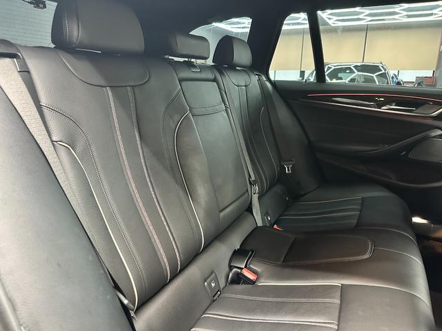 ５シリーズ ５２３ｄツーリング　Ｍスポーツ　イノベーションパッケージ　ハイラインパッケージ　アクティブクルーズコントロール　レザーシート　純正ナビ　フルセグＴＶ　トップビュー＋サイドビューモニター　パワーテールゲート　１９インチＡＷ　禁煙車（19枚目）