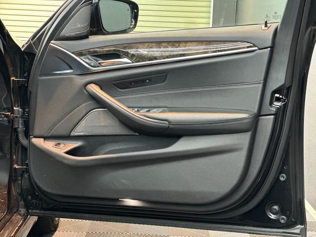 ５シリーズ ５２３ｄツーリング　Ｍスポーツ　イノベーションパッケージ　ハイラインパッケージ　アクティブクルーズコントロール　レザーシート　純正ナビ　フルセグＴＶ　トップビュー＋サイドビューモニター　パワーテールゲート　１９インチＡＷ　禁煙車（20枚目）