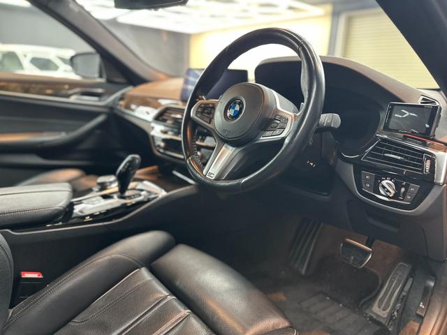 ５シリーズ ５２３ｄツーリング　Ｍスポーツ　イノベーションパッケージ　ハイラインパッケージ　アクティブクルーズコントロール　レザーシート　純正ナビ　フルセグＴＶ　トップビュー＋サイドビューモニター　パワーテールゲート　１９インチＡＷ　禁煙車（21枚目）