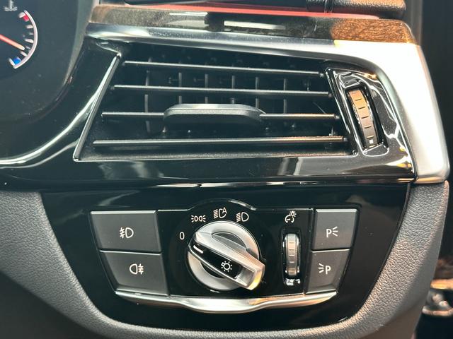 ５シリーズ ５２３ｄツーリング　Ｍスポーツ　イノベーションパッケージ　ハイラインパッケージ　アクティブクルーズコントロール　レザーシート　純正ナビ　フルセグＴＶ　トップビュー＋サイドビューモニター　パワーテールゲート　１９インチＡＷ　禁煙車（30枚目）