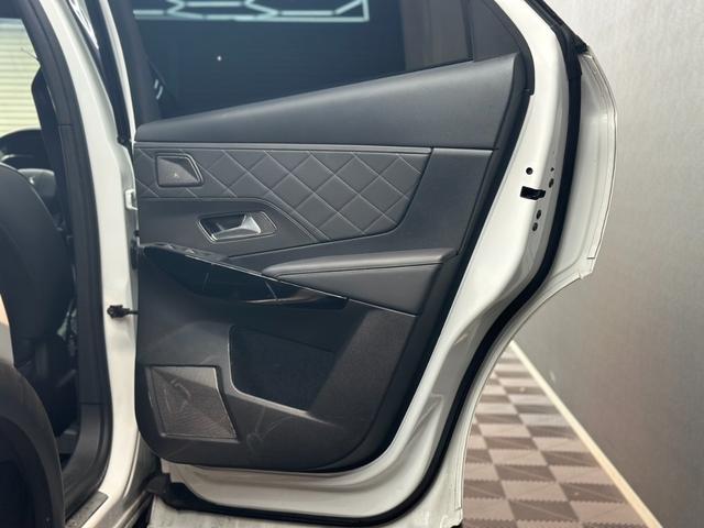 ＤＳ７クロスバック グランシック　ブルーＨＤｉ　アダプティブクルーズコントロール　レーンキープ　ＢＳＭ　純正ナビ　バックカメラ　リヴォリ内装黒レザー　Ｂ．Ｒ．Ｍ製アナログ時計　カープレイ　ＬＥＤ　純正２０ＡＷ　シートヒーター　パワーテールゲート（14枚目）