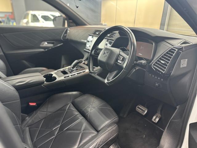 ＤＳ７クロスバック グランシック　ブルーＨＤｉ　アダプティブクルーズコントロール　レーンキープ　ＢＳＭ　純正ナビ　バックカメラ　リヴォリ内装黒レザー　Ｂ．Ｒ．Ｍ製アナログ時計　カープレイ　ＬＥＤ　純正２０ＡＷ　シートヒーター　パワーテールゲート（18枚目）