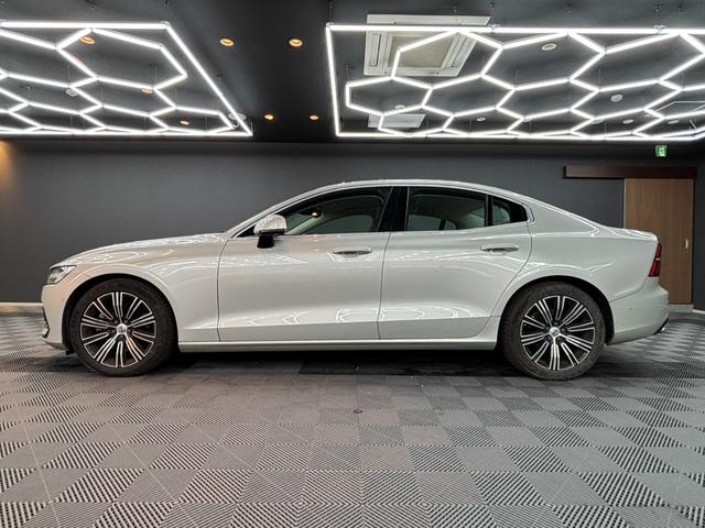 ご納車後も安心の保証展開がございます。初度登録から１０年未満の車両を対象に全国でお使いいただける６００項目に及ぶ距離無制限かつお財布にも優しい継続型の保証です。