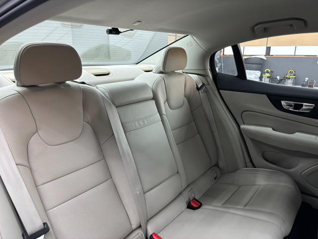 展示場には１００台の展示車がございます！なかにはネットには掲載されてない、掲載前などのお買い得車なども多数ございます。まずはお店にご来店頂きましてお店やスタッフなどの雰囲気もご覧ください！