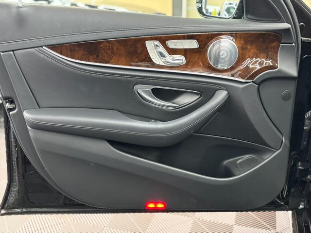 Eクラス E400 4マチック エクスクルーシブ パノラミックスライディングルーフ 黒革シート アクティブクルーズコントロール 純正ナビ フルセグTV ブルメスター パワーテールゲート 前後ドラレコ 360°ビューカメラ アンビエントライト(11枚目)