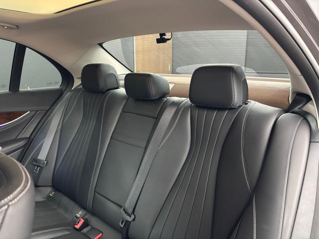 Eクラス E400 4マチック エクスクルーシブ パノラミックスライディングルーフ 黒革シート アクティブクルーズコントロール 純正ナビ フルセグTV ブルメスター パワーテールゲート 前後ドラレコ 360°ビューカメラ アンビエントライト(18枚目)