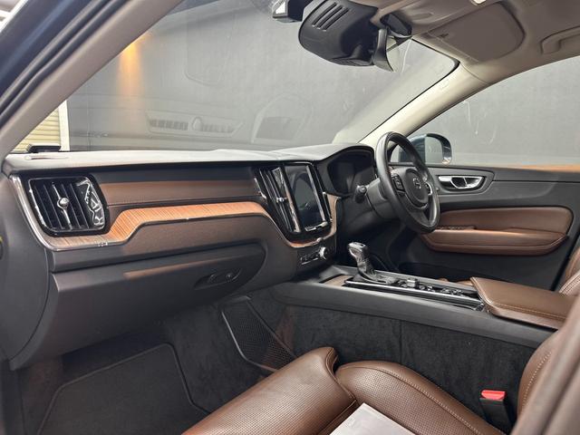ＸＣ６０ Ｔ５　ＡＷＤ　インスクリプション　ヘッドアップディスプレイ　アダプティブクルーズコントロール　リアシートヒーター　純正ナビ　フルセグＴＶ　３６０°ビューカメラ　バーチャルコックピット　ブラインドスポット　パワーバックドア　ＥＴＣ（13枚目）