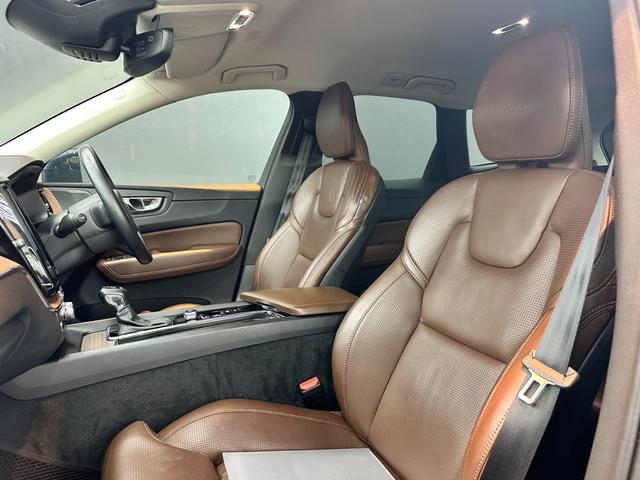 ＸＣ６０ Ｔ５　ＡＷＤ　インスクリプション　ヘッドアップディスプレイ　アダプティブクルーズコントロール　リアシートヒーター　純正ナビ　フルセグＴＶ　３６０°ビューカメラ　バーチャルコックピット　ブラインドスポット　パワーバックドア　ＥＴＣ（14枚目）