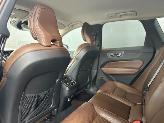 ＸＣ６０ Ｔ５　ＡＷＤ　インスクリプション　ヘッドアップディスプレイ　アダプティブクルーズコントロール　リアシートヒーター　純正ナビ　フルセグＴＶ　３６０°ビューカメラ　バーチャルコックピット　ブラインドスポット　パワーバックドア　ＥＴＣ（16枚目）