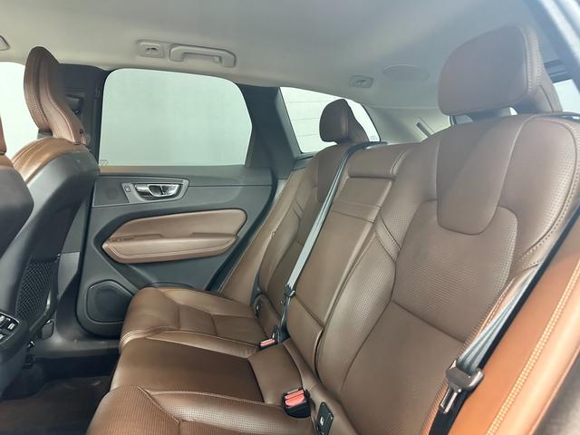 ＸＣ６０ Ｔ５　ＡＷＤ　インスクリプション　ヘッドアップディスプレイ　アダプティブクルーズコントロール　リアシートヒーター　純正ナビ　フルセグＴＶ　３６０°ビューカメラ　バーチャルコックピット　ブラインドスポット　パワーバックドア　ＥＴＣ（17枚目）