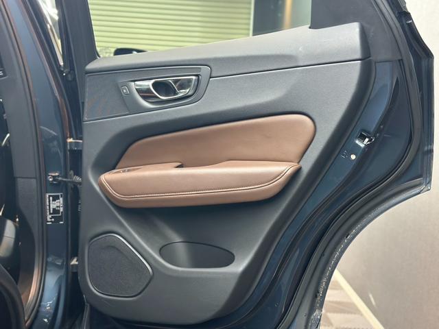 ＸＣ６０ Ｔ５　ＡＷＤ　インスクリプション　ヘッドアップディスプレイ　アダプティブクルーズコントロール　リアシートヒーター　純正ナビ　フルセグＴＶ　３６０°ビューカメラ　バーチャルコックピット　ブラインドスポット　パワーバックドア　ＥＴＣ（18枚目）