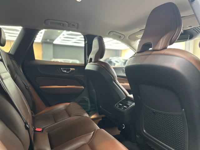 ＸＣ６０ Ｔ５　ＡＷＤ　インスクリプション　ヘッドアップディスプレイ　アダプティブクルーズコントロール　リアシートヒーター　純正ナビ　フルセグＴＶ　３６０°ビューカメラ　バーチャルコックピット　ブラインドスポット　パワーバックドア　ＥＴＣ（19枚目）