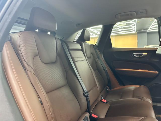 ＸＣ６０ Ｔ５　ＡＷＤ　インスクリプション　ヘッドアップディスプレイ　アダプティブクルーズコントロール　リアシートヒーター　純正ナビ　フルセグＴＶ　３６０°ビューカメラ　バーチャルコックピット　ブラインドスポット　パワーバックドア　ＥＴＣ（20枚目）