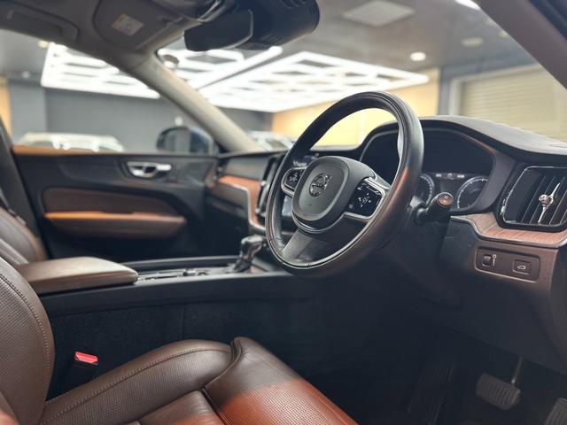 ＸＣ６０ Ｔ５　ＡＷＤ　インスクリプション　ヘッドアップディスプレイ　アダプティブクルーズコントロール　リアシートヒーター　純正ナビ　フルセグＴＶ　３６０°ビューカメラ　バーチャルコックピット　ブラインドスポット　パワーバックドア　ＥＴＣ（23枚目）