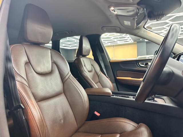 ＸＣ６０ Ｔ５　ＡＷＤ　インスクリプション　ヘッドアップディスプレイ　アダプティブクルーズコントロール　リアシートヒーター　純正ナビ　フルセグＴＶ　３６０°ビューカメラ　バーチャルコックピット　ブラインドスポット　パワーバックドア　ＥＴＣ（24枚目）