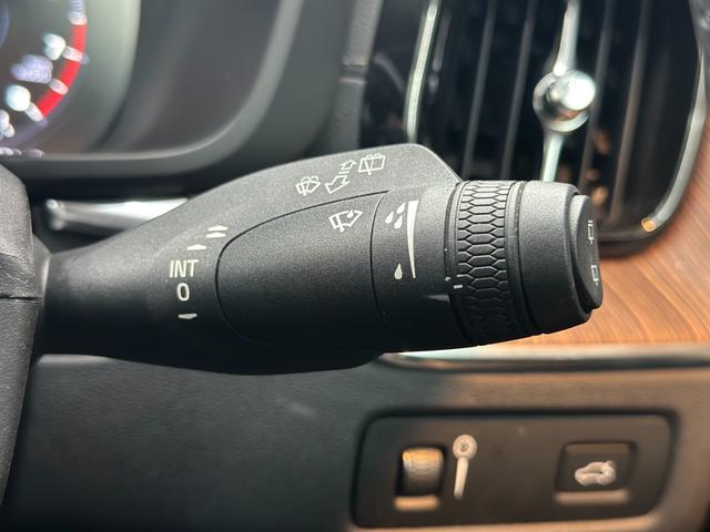 ＸＣ６０ Ｔ５　ＡＷＤ　インスクリプション　ヘッドアップディスプレイ　アダプティブクルーズコントロール　リアシートヒーター　純正ナビ　フルセグＴＶ　３６０°ビューカメラ　バーチャルコックピット　ブラインドスポット　パワーバックドア　ＥＴＣ（30枚目）