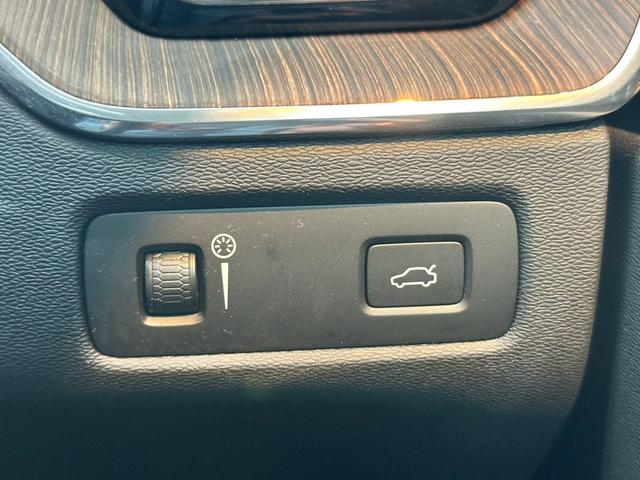 ＸＣ６０ Ｔ５　ＡＷＤ　インスクリプション　ヘッドアップディスプレイ　アダプティブクルーズコントロール　リアシートヒーター　純正ナビ　フルセグＴＶ　３６０°ビューカメラ　バーチャルコックピット　ブラインドスポット　パワーバックドア　ＥＴＣ（32枚目）