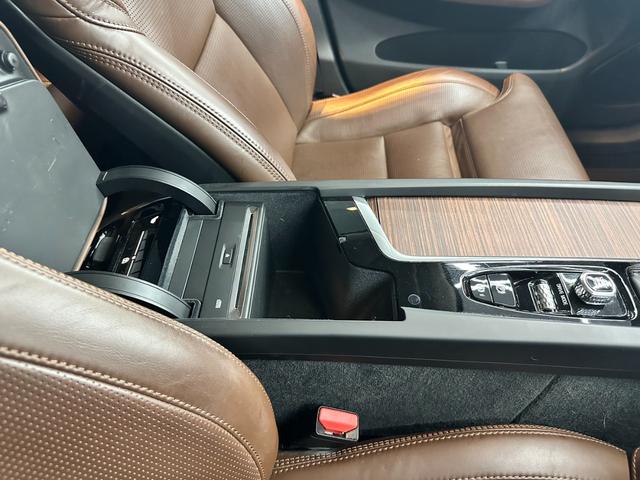 ＸＣ６０ Ｔ５　ＡＷＤ　インスクリプション　ヘッドアップディスプレイ　アダプティブクルーズコントロール　リアシートヒーター　純正ナビ　フルセグＴＶ　３６０°ビューカメラ　バーチャルコックピット　ブラインドスポット　パワーバックドア　ＥＴＣ（36枚目）