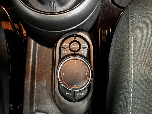 ＭＩＮＩ 　アクティブクルーズコントロール　純正ナビ　バックガイドモニター　前後ＰＤＣ　ＬＥＤヘッドライト　純正１７インチアルミ　純正ミラー型ＥＴＣ　禁煙車（37枚目）